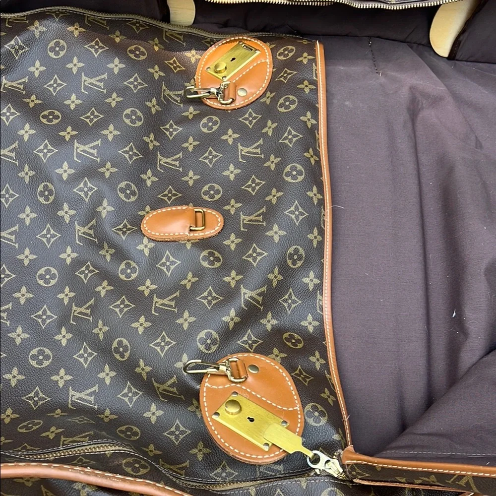 Louis Vuitton Brown Duffel Bag with Classic Design - Picture 11 of 12